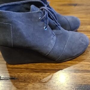 Grey suede Tom’s wedge booties size 8 women's